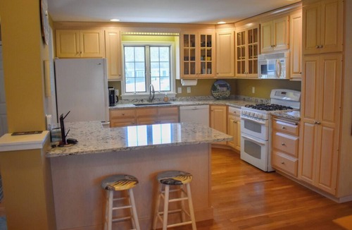 Harwich House | Lovely 3 bedroom home, just a 2 minute walk to Long Pond.