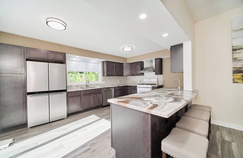 Manistee House | Lovely 3-bedroom home in town, beaches, golf & casino. AC, WiFi, deck. Manistee