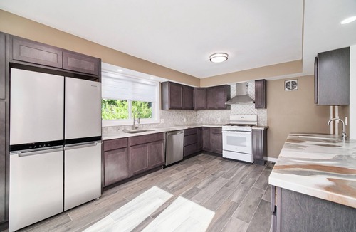 Manistee House | Lovely 3-bedroom home in town, beaches, golf & casino. AC, WiFi, deck. Manistee