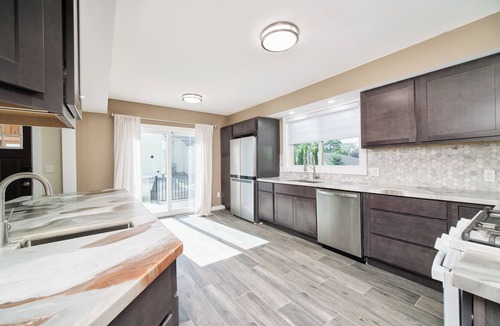 Manistee House | Lovely 3-bedroom home in town, beaches, golf & casino. AC, WiFi, deck. Manistee