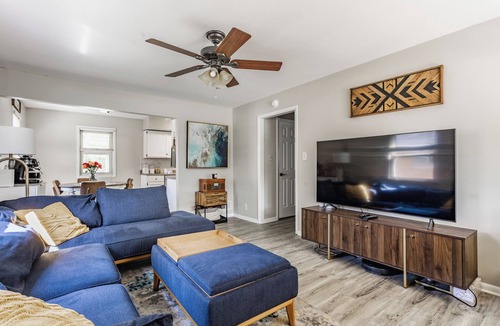Speedway House | Lovely 4-bedroom house in Speedway