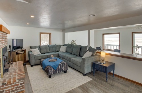 Little Sturgeon House | Lovely Bayfront Vacation Rental w/ Spacious Deck!