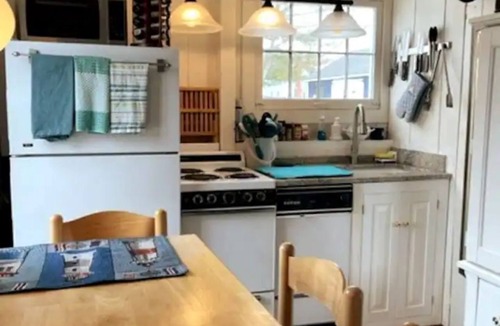 West Barnstable Cottage | Lovely Carriage House w/Spa Near Beach, Pets Welcome!