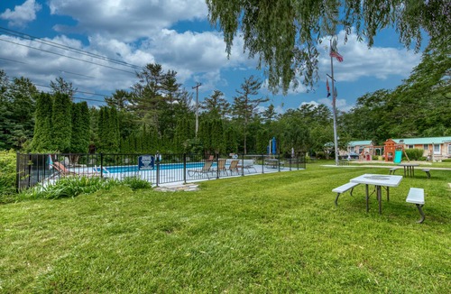 Kennebunk Cottage | Lovely cottage w/ cable TV and community pool - walk to beach, dogs ok!