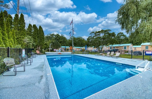 Kennebunk Cottage | Lovely cottage w/ cable TV and community pool - walk to beach, dogs ok!
