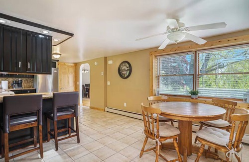 Suttons Bay House | Lovely Lakehouse by Grand Traverse Bay. Pet Friendly!