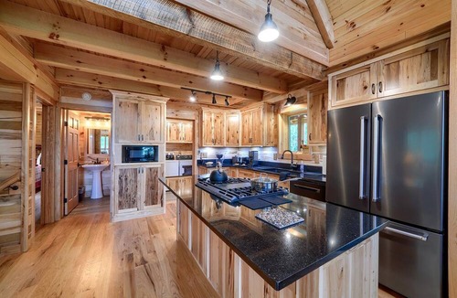 Logan House | Lovely Logan Log Cabin Retreat for Family and Group Glamping in Ohio