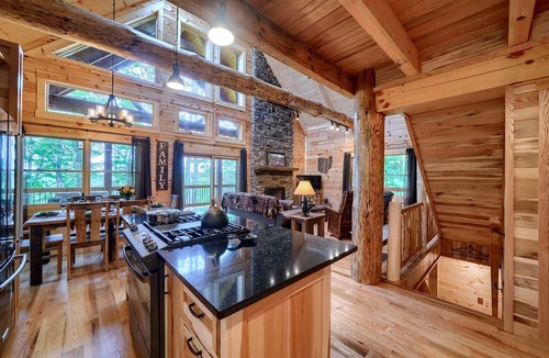 Logan House | Lovely Logan Log Cabin Retreat for Family and Group Glamping in Ohio