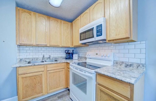 Beachwood-Bluffton Apartment | Lovely Mid-Century Modern - Apt B
