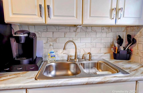 Cleveland House | Lovely near Cleve Clinic/CWRU/UH - in Larchmere w/Porch!