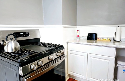 Cleveland House | Lovely near Cleve Clinic/CWRU/UH - in Larchmere w/Porch!