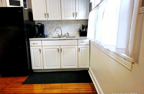 Cleveland House | Lovely near Cleve Clinic/CWRU/UH - in Larchmere w/Porch!