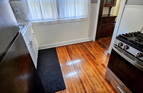 Cleveland House | Lovely near Cleve Clinic/CWRU/UH - in Larchmere w/Porch!