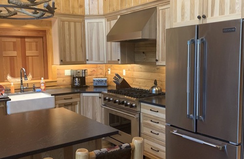 Oxford Cabin | Lovely Private Log Home Perfect For Larger Families Situated On Thompson Lake