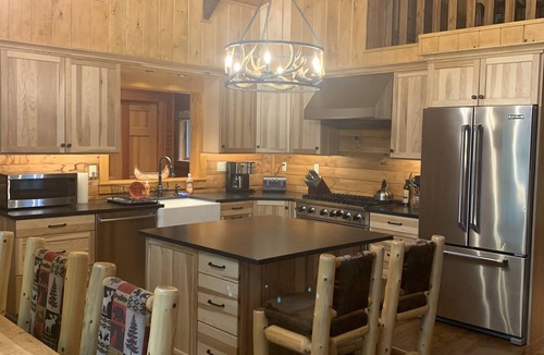 Oxford Cabin | Lovely Private Log Home Perfect For Larger Families Situated On Thompson Lake