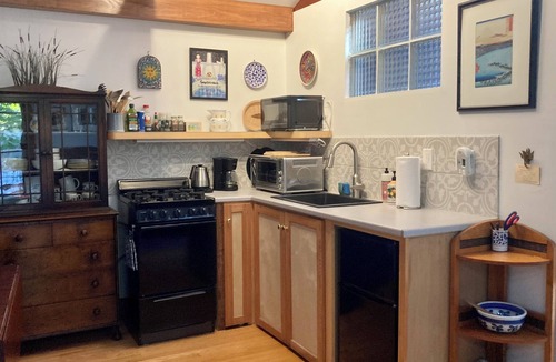 Brunswick Apartment | Lovely tranquil in-town cottage