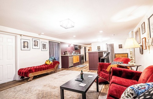 Manhattan House | Lower Anderson Cottage: near airport, golf course, winery, stadium and more!