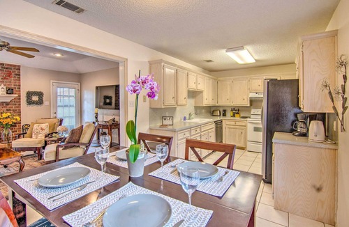 Lubbock Cottage | Lubbock Home w/Deck & Yard - 8 Miles to Ttu!
