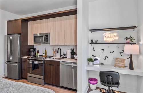 Pendleton Apartment | LUX - 1 Bed Suite With Free On-Site Parking, Pool, Gym, Exclusive Club Room
