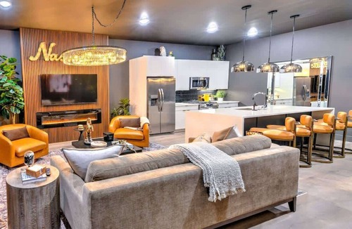 Talbot's Corner House | Lux 4BR Retreat Rooftop Hot Tub Pool 9 Beds