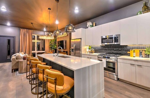 Talbot's Corner House | Lux 4BR Retreat Rooftop Hot Tub Pool 9 Beds