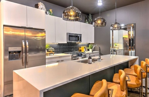 Talbot's Corner House | Lux 4BR Retreat Rooftop Hot Tub Pool 9 Beds