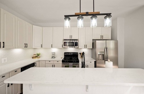 Pendleton House | Lux 4BR Retreat w Hot Tub and Patio Near OTR/DT