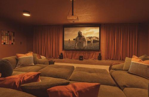 Waddy House | Lux 6BR w HotTub, GolfGreen, GameRm, Theater & Firepit