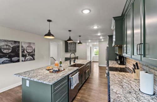 Waddy House | Lux 6BR w HotTub, GolfGreen, GameRm, Theater & Firepit