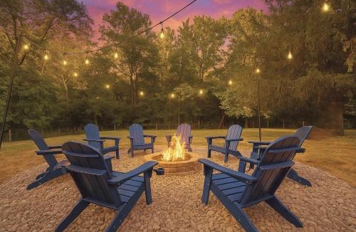 Waddy House | Lux 6BR w HotTub, GolfGreen, GameRm, Theater & Firepit