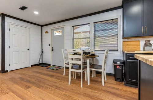South Bloomingville Cabin | Lux Bee Cabin: Hot Tub, Sauna, Rooftop Firepit, BBQ