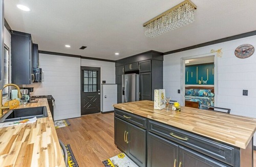 South Bloomingville Cabin | Lux Bee Cabin: Hot Tub, Sauna, Rooftop Firepit, BBQ