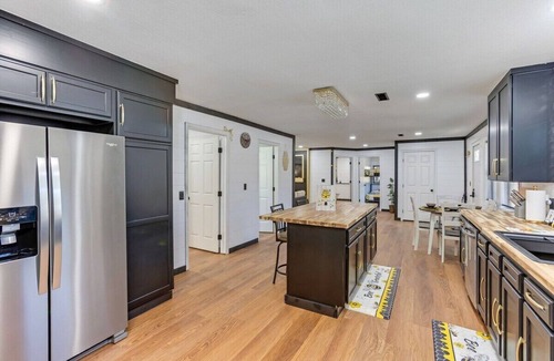 South Bloomingville Cabin | Lux Bee Cabin: Hot Tub, Sauna, Rooftop Firepit, BBQ