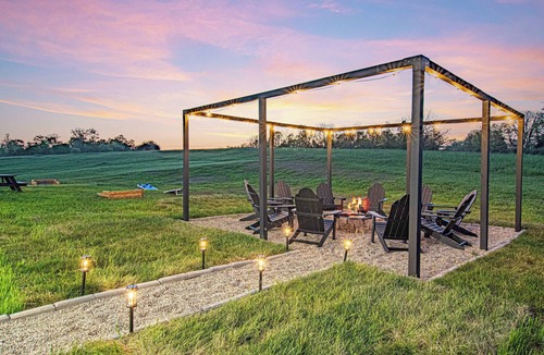 Perry Park House | LUX Farmhouse on Bourbon Trail! Hot tub, Game Room, Firepit, Private, 5-Acres
