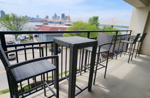 Louisville Condo | Lux Riverfront Condo in Louisville/Jeffersonville
