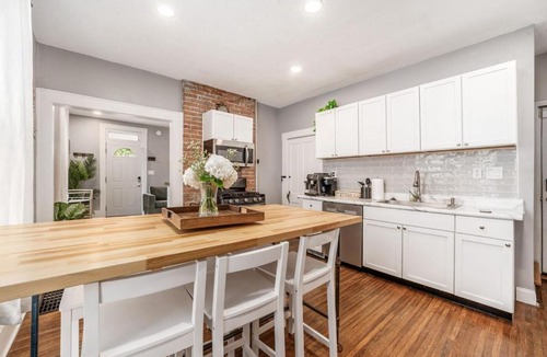 Downtown Columbus Villa | Luxe 3BR - Hot tub and Parking - Near OSU & Downtown