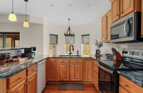 Lawrenceburg Cabin | Luxe Bourbon Trail Cabin– Hot Tub/Pickleball/Fire Pit/Pool/Game Room
