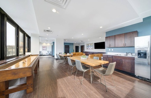 Downtown Pittsburgh Apartment | Luxe City Views | 8th Floor | 24/7 Valet Gym Terrace Roku