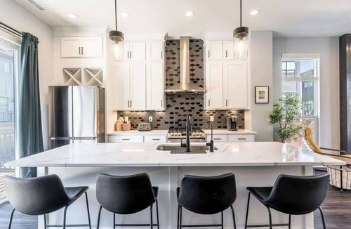 Westfield Condo | Luxe Home | 5 mins to Grand Park | Private Garage