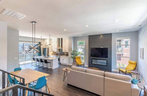 Westfield Condo | Luxe Home | 5 mins to Grand Park | Private Garage