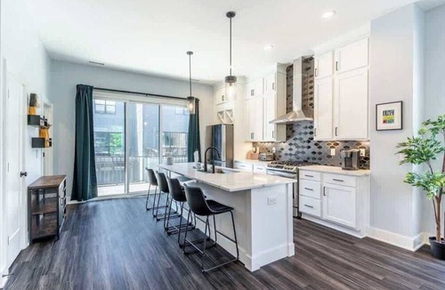 Westfield Condo | Luxe Home | 5 mins to Grand Park | Private Garage