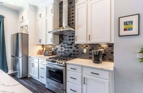 Westfield Condo | Luxe Home | 5 mins to Grand Park | Private Garage