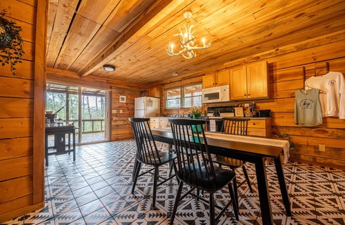Wellington Cabin | LUXE KY Cabin Retreat- Wraparound Porch for Escape in Nature's Serenity-DBNF/RRG