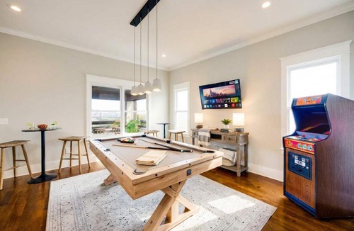 Talbot's Corner House | Luxe Pool Hot Tub & Game Room Downtown Nashville