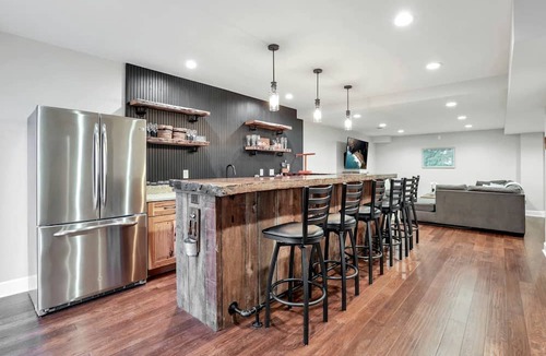 Sugar Grove Cabin | Luxurious Cabin Retreat with Pickleball Court & Hot Tub near Hocking Hills, Sugar Grove OH