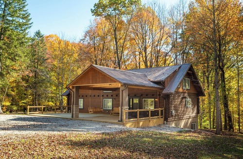 Nashport Cabin | Luxurious Forest Getaway at Historic Baughman Park New Log Cabin 2