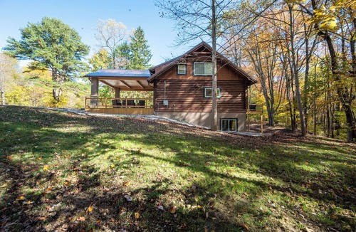 Nashport Cabin | Luxurious Forest Getaway at Historic Baughman Park New Log Cabin 2