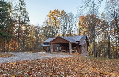 Nashport Cabin | Luxurious Forest Getaway at Historic Baughman Park New Log Cabin 2