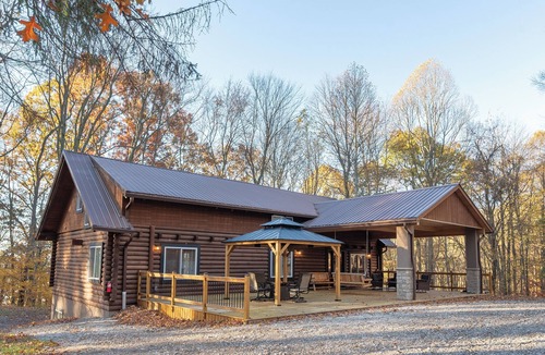 Nashport Cabin | Luxurious Forest Getaway at Historic Baughman Park New Log Cabin 2