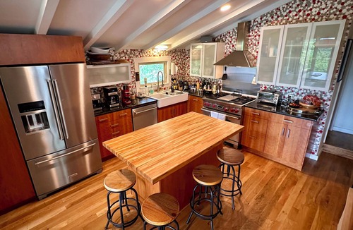Tulsa House | Luxurious, modern 3-br artist’s getaway with downtown views